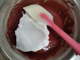 9、红丝绒草莓????裸蛋糕,取1/3的蛋白霜到蛋黄糊里翻拌均匀