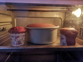 12、红丝绒草莓????裸蛋糕,送入预热好的烤箱，上下火150度烤40分钟