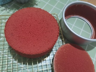 13、红丝绒草莓????裸蛋糕,烤好取出来震几下震出热气，倒扣放晾2小时以上，脱模