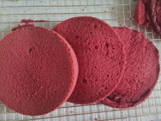 14、红丝绒草莓????裸蛋糕,平均分成三片