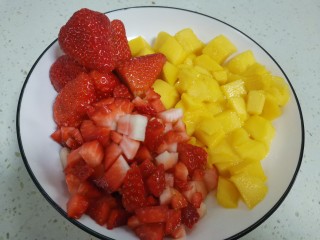 15、红丝绒草莓????裸蛋糕,芒果，草莓洗干净控干水分切丁，留几个草莓切片，就2个不切