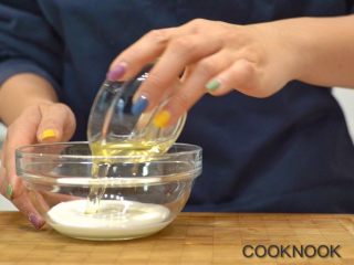 2、北海道芝士奶油杯子蛋糕,烤箱预热到140Ｃ.植物油跟牛奶混合倒入玻璃耐热碗