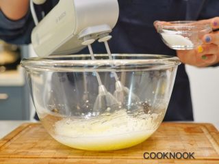 5、北海道芝士奶油杯子蛋糕,用电动打蛋器, 打发蛋白约1分钟至蛋白呈现白色泡沫状