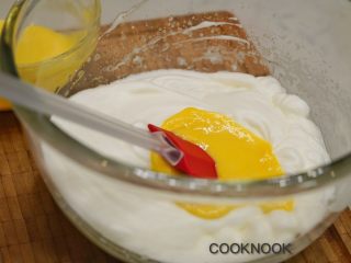 7、北海道芝士奶油杯子蛋糕,倒入一半的蛋黄糊