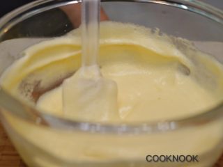 8、北海道芝士奶油杯子蛋糕,用刮刀轻轻搅拌均匀