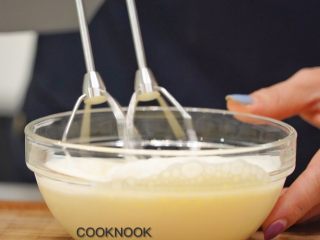 12、北海道芝士奶油杯子蛋糕,电动打蛋器打发鲜奶油至蓬松, 倒扣不会低落的状态