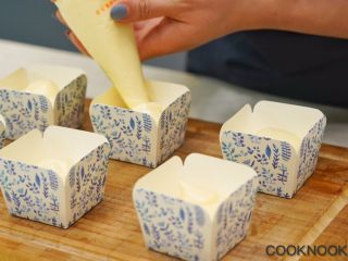 10、北海道芝士奶油杯子蛋糕,把蛋糕糊分倒入蛋糕纸模约7分满