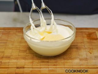 13、北海道芝士奶油杯子蛋糕,加入盐和帕玛森芝士粉, 继续搅打均匀