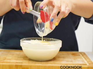 14、北海道芝士奶油杯子蛋糕,加入炼乳, 以刮刀拌匀, 装入表花袋, 并装上加长型的标花嘴