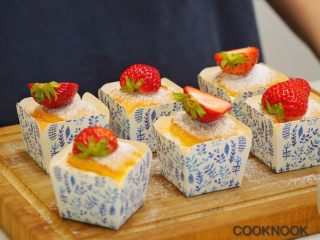 16、北海道芝士奶油杯子蛋糕,撒上糖粉，放上装饰草莓