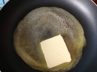 1、雪花酥,热锅后将黄油融化