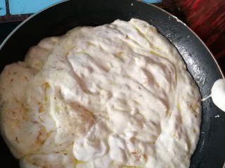 3、雪花酥,倒入棉花糖将其翻炒融化，要小火，不然容易变焦