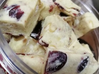 5、雪花酥,快速翻炒后，盘里撒些奶粉后抓紧将材料铺平，压好，上面再铺一层奶粉，防止沾手。