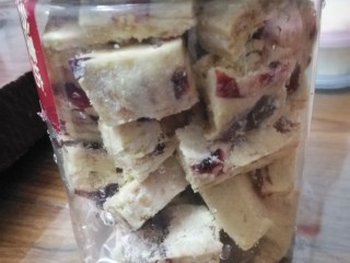6、雪花酥,等硬了切块，装瓶或者装入糖果袋子里密封好就可以了！