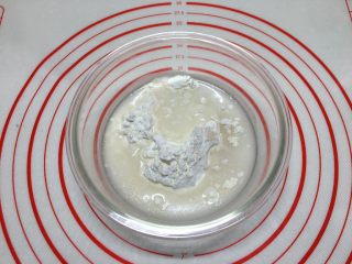 1、基础白吐司(波兰种),先做波兰种,50克高粉、50克水、1克酵母