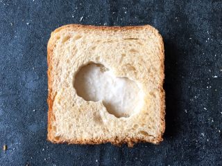 5、早餐+鸡蛋芝士土司面包,将压过的土司盖在有沙拉酱土司的上面