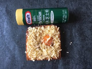 10、早餐+鸡蛋芝士土司面包,将卡夫芝士粉撒些在表面