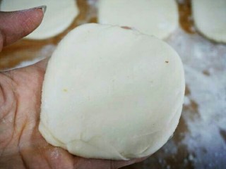 7、红糖香酥饼,把分好的面团两头掐紧，擀平。