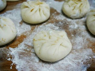 9、红糖香酥饼,将红糖馅包起来。