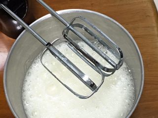 2、咖啡玉枕蛋糕,鸡蛋分离出蛋白和蛋黄，蛋白中加入柠檬汁，用打蛋器高速搅打30圈，加入30克细砂糖。