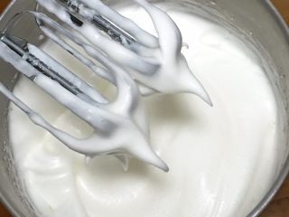 4、咖啡玉枕蛋糕,再次搅打50圈，蛋白蓬发变白，已经出现下垂的弯钩，再加入15克细砂糖。