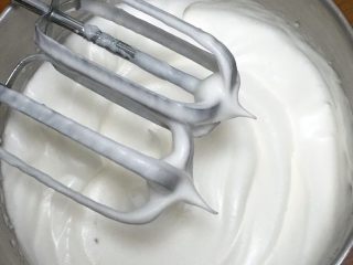 5、咖啡玉枕蛋糕,再次搅打50圈，硬挺的蛋白霜就完成了。