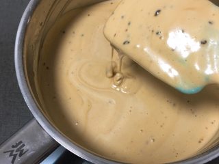 12、咖啡玉枕蛋糕,用翻拌的手法拌匀蛋糕糊。