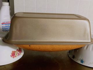 17、咖啡玉枕蛋糕,烤完立即倒扣放凉。