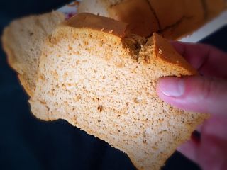 19、咖啡玉枕蛋糕,切开可以品尝了，咖啡香味十足。