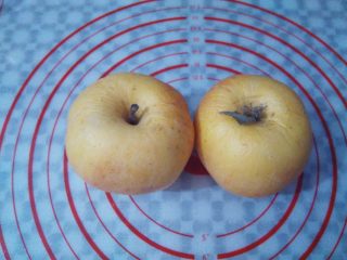 1、自制苹果酱,准备要做苹果酱的苹果。焉了没关系，坏的不能做苹果酱