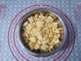 3、自制苹果酱,苹果切成小块的苹果丁，放入干净的盆里