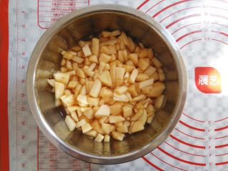 5、自制苹果酱,腌好的苹果有糖水，留着有用