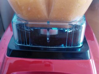 6、自制苹果酱,把苹果丁放入破壁机里打碎（没有破壁机可以用料理机，料理棒）