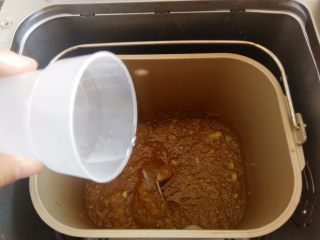 9、自制苹果酱,面包机显示最后还有10分钟的时候加入15克的白醋，口感酸甜，或者挤半个柠檬汁也可以的