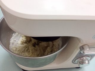 3、纸杯小面包,先用一档慢速和面一分钟再转三档快速和面，直到机器自动停止。（共15分钟）