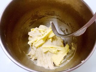 4、纸杯小面包,加入黄油，继续再开两次和面程序，共和面二次（共30分钟）