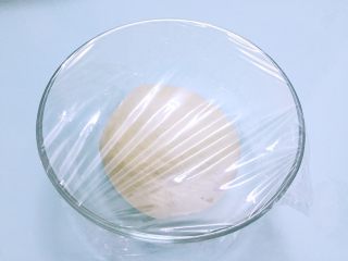6、纸杯小面包,把面团揉圆，盖上保鲜膜放温暖处发酵2-2.5倍大