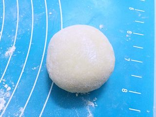 11、纸杯小面包,时间到，取一个面团揉匀揉成圆形