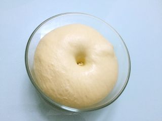 7、纸杯小面包,手指沾水或面粉戳一小洞，不反弹不回缩即发酵成功