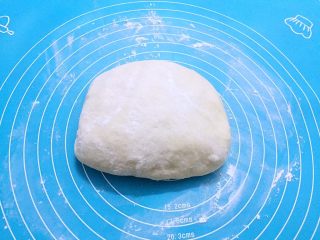 8、纸杯小面包,取出面团按压排气揉均匀