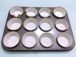 10、纸杯小面包,模具放入纸托备用