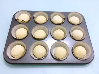 12、纸杯小面包,排放入模具中