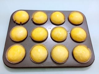 14、纸杯小面包,表面刷蛋液