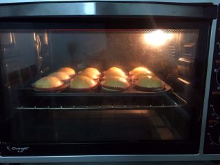 15、纸杯小面包,放入预热好的烤箱，上火120度，下火150度，中层20分钟（上色满意加盖锡纸直至烤完）