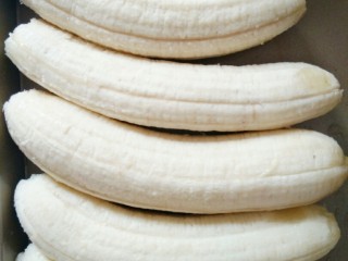 2、香蕉飞饼卷,把香蕉去皮