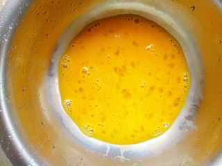 3、香蕉飞饼卷,鸡蛋打散备用