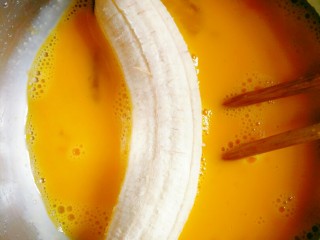 4、香蕉飞饼卷,再把香蕉裹上鸡蛋液