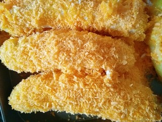 7、香蕉飞饼卷,最后裹上面包糠