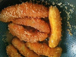 8、香蕉飞饼卷,锅里放入适量油，油温7.8成热再把香蕉放进去炸