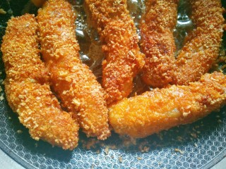 9、香蕉飞饼卷,中火炸至表面金黄即可捞出来捞油